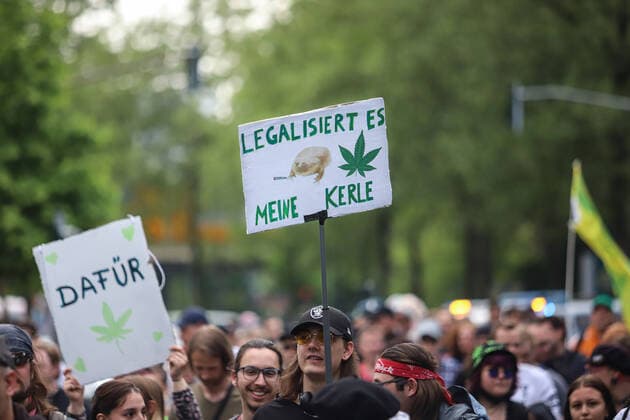 News Themen der Woche KW18 Global Marijuana March in Düsseldorf am 07.05.2022. Schild: Legalisiert es Meine Kerle. Anhänger und Sympathisanten der wohl beliebtesten grünblättrigen und gezackten Pflanze feierten fröhlich und friedlich den Global Marijuana March in Düsseldorf am 07.05.2022. * Pair of signs: Legalize it My Dudes. Supporters and sympathizers of the most popular green-leaved and serrated plant celebrated happily and joyfully the Global Marijuana March in Duesseldorf on May 07, 2022 Düsseldorf NRW Germany Copyright: xPieroxNigroxxxaal.photox