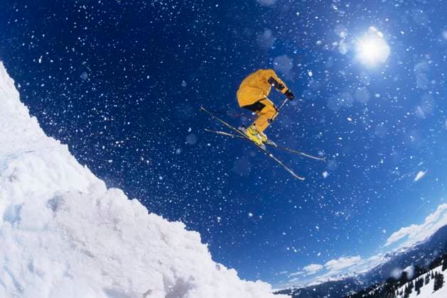 IMAGO Creative: 2022 Sport Favoriten IMAGO Creative: Sport Dichotomien - Land und Wasser Skier in mid-air above snow on ski Slopes, model released, , 10003078.jpg, Outdoors,Day,Full Length,Young Adult Man,Recreation,Fun,Adventure,Leisure Activities,Young Adult,One Person Only,Enjoyment,people,Leisure,Lifestyle,Excitement,Exhilaration,Sports,Motion,Physical Geography,Unknown Age,Jumping,Mid-Air,Sunlight,Mountain,Winter,Skiing,Winter Clothing,Winter Sports,Snow,Ski-Wear,Ski Slope,Skis,Slope,Lens Flare,Warm Clothing,Skier,Snow Sports,Ski Area,Bright Light,daylight, USA