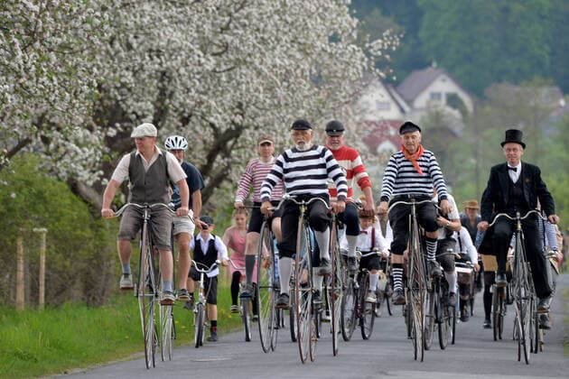 Bilder des Jahres 2022, News 05 Mai News Themen der Woche KW18 News Bilder des Tages May 8, 2022, Vsen, Czech Republic: Historic High Wheel Penny-farthing bicycle ride in Vsen in the Bohemian Paradise in the Czech Republic...Vintage with a bright twist, hoping to win the best dressed bike competition in the annual Historic High Wheel Penny-farthing bicycles ride. The penny-farthing, also known as a high wheel and ordinary, is a type of bicycle with a large front wheel and a much smaller rear wheel. It was popular after the boneshaker until the development of the safety bicycle in the 1880s. It was the first machine to be called a bicycle Vsen Czech Republic - ZUMAr156 20220508_zap_r156_019 Copyright: xSlavekxRutax