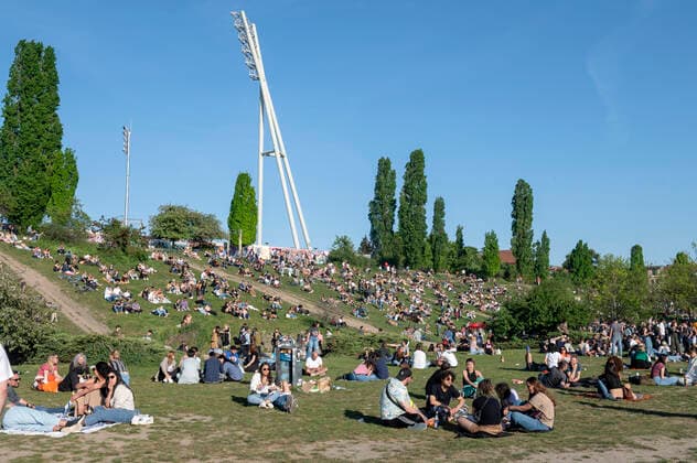 News Themen der Woche KW18 News Bilder des Tages Berlin Germany 8th May 2022. A glorious spring Sunday draws crowds of Berliners to Mauerpark in Prenzlauer Berg to enjoy a picnic or barbecue in the sunny weather. Berlin Deutschland 8. Mai 2022. Ein herrlicher Frühlingssonntag zieht Scharen von Berlinern in den Mauerpark im Prenzlauer Berg, um bei sonnigem Wetter ein Picknick oder einen Grillabend zu genießen. prenzlberg, daily, life,