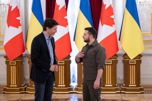 News Themen der Woche KW18 News Bilder des Tages May 8, 2022, Kyiv, Ukraine: Ukrainian President Volodymyr Zelenskyy, right, welcomes Canadian Prime Minister Justin Trudeau, prior to their bilateral discussions at the Presidential Administration Building, May 8, 2022 in Kyiv, Ukraine. Kyiv Ukraine - ZUMAp138 20220508_zaa_p138_064 Copyright: xUkrainexPresidency UkrainexPresix