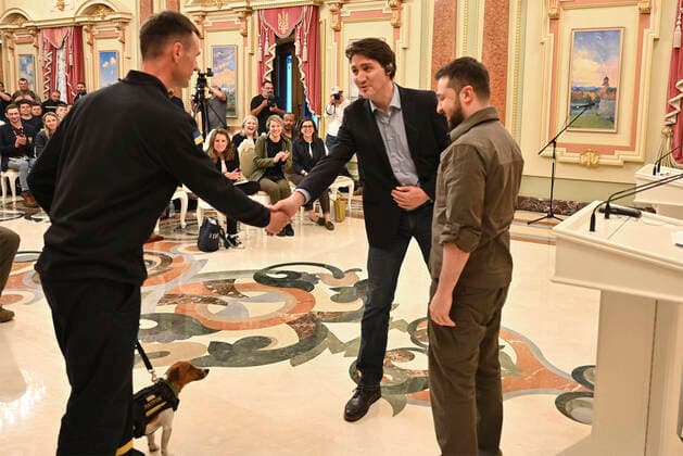 May 8, 2022, Kyiv, Ukraine: Canadian Prime Minister Justin Trudeau, center, shakes hands with the handler of Patron, a beagle dog who detects land mines and teaches children about mine safety as Ukrainian President Volodymyr Zelenskyy, right, looks on at Mariinsky Palace, May 8, 2022 in Kyiv, Ukraine. Kyiv Ukraine - ZUMAp138 20220508_zaa_p138_090 Copyright: xUkrainexPresidency UkrainexPresix