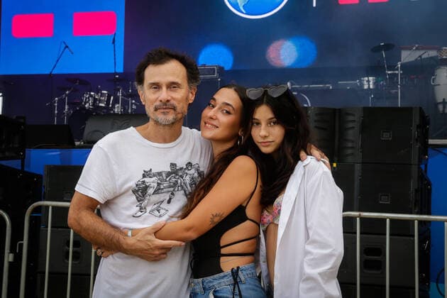 RIO DE JANEIRO, RJ - 08.05.2022: TIM MUSIC FESTIVAL RJ - ENRIQUE DIAS and his daughters ELENA LIMA DIAS and ANTÔNIA LIMA DIAS during the TIM Music Rio Festival, a music festival that brings together great names of national music, for free, at Copacabana Beach, in Rio de Janeiro, RJ. x2203430x  AndréxHorta
