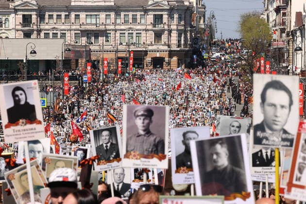Bilder des Jahres 2022, News 05 Mai News Bilder des Tages VLADIVOSTOK, RUSSIA â€“ MAY 9, 2022: People holding photographs of their relatives who fought against Nazi Germany in WWII take part in an Immortal Regiment procession marking the 77th anniversary of Allied Victory in WWII. Yuri Smityuk TASS  TS1304C4