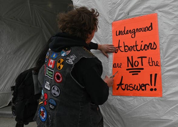 Alberta Pro-CHoice Activists Stand In Solidarity Of US Abortion Rights An activist prepares a Pro-Choice poster. Local pro-Choice activists gathered at the Alberta Legislature in solidarity with US women to protest in defense of abortion rights. On Sunday, May 8, 2022, in Edmonton, Alberta, Canada. Edmonton Canada  Copyright: xArturxWidakx originalFilename: widak-albertap220508_npb1F.jpg