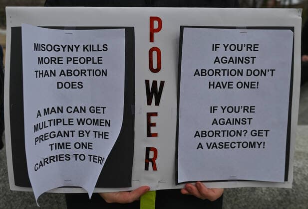 Alberta Pro-CHoice Activists Stand In Solidarity Of US Abortion Rights An activist holds a Pro-Choice banner. Local pro-Choice activists gathered at the Alberta Legislature in solidarity with US women to protest in defense of abortion rights. On Sunday, May 8, 2022, in Edmonton, Alberta, Canada. Edmonton Canada  Copyright: xArturxWidakx originalFilename: widak-albertap220508_nprWW.jpg