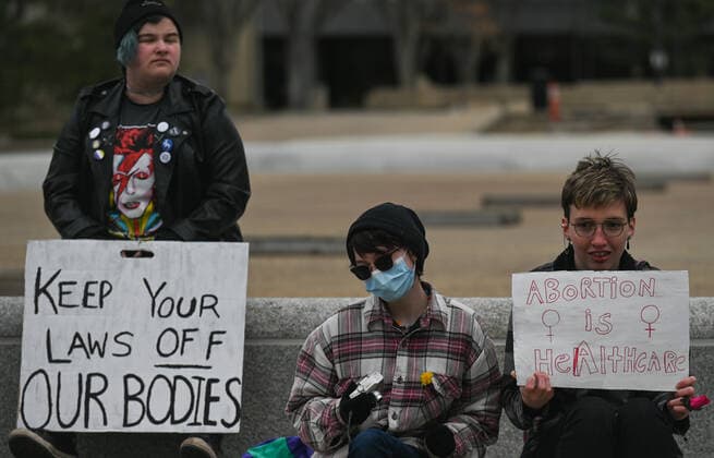 Alberta Pro-CHoice Activists Stand In Solidarity Of US Abortion Rights Activists hold Pro-Choice posters. Local pro-Choice activists gathered at the Alberta Legislature in solidarity with US women to protest in defense of abortion rights. On Sunday, May 8, 2022, in Edmonton, Alberta, Canada. Edmonton Canada  Copyright: xArturxWidakx originalFilename: widak-albertap220508_npTOq.jpg