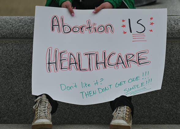 Alberta Pro-CHoice Activists Stand In Solidarity Of US Abortion Rights An activist prepares a Pro-Choice poster. Local pro-Choice activists gathered at the Alberta Legislature in solidarity with US women to protest in defense of abortion rights. On Sunday, May 8, 2022, in Edmonton, Alberta, Canada. Edmonton Canada  Copyright: xArturxWidakx originalFilename: widak-albertap220508_npJnu.jpg