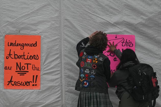 Alberta Pro-CHoice Activists Stand In Solidarity Of US Abortion Rights Activists prepare a Pro-Choice poster. Local pro-Choice activists gathered at the Alberta Legislature in solidarity with US women to protest in defense of abortion rights. On Sunday, May 8, 2022, in Edmonton, Alberta, Canada. Edmonton Canada  Copyright: xArturxWidakx originalFilename: widak-albertap220508_npmK7.jpg
