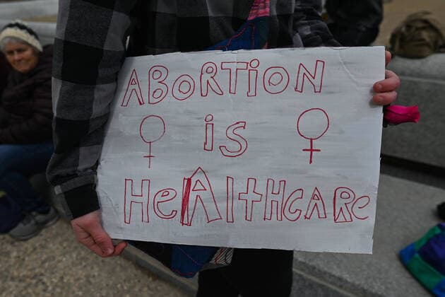 Alberta Pro-CHoice Activists Stand In Solidarity Of US Abortion Rights An activist holds a Pro-Choice poster. Local pro-Choice activists gathered at the Alberta Legislature in solidarity with US women to protest in defense of abortion rights. On Sunday, May 8, 2022, in Edmonton, Alberta, Canada. Edmonton Canada  Copyright: xArturxWidakx originalFilename: widak-albertap220508_npNuH.jpg