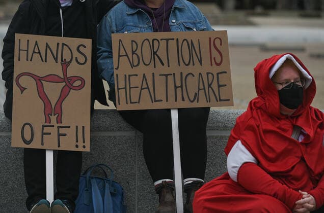 Alberta Pro-CHoice Activists Stand In Solidarity Of US Abortion Rights Activists hold Pro-Choice posters. Local pro-Choice activists gathered at the Alberta Legislature in solidarity with US women to protest in defense of abortion rights. On Sunday, May 8, 2022, in Edmonton, Alberta, Canada. Edmonton Canada  Copyright: xArturxWidakx originalFilename: widak-albertap220508_npTqn.jpg