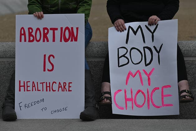Alberta Pro-CHoice Activists Stand In Solidarity Of US Abortion Rights Activists hold Pro-Choice posters. Local pro-Choice activists gathered at the Alberta Legislature in solidarity with US women to protest in defense of abortion rights. On Sunday, May 8, 2022, in Edmonton, Alberta, Canada. Edmonton Canada  Copyright: xArturxWidakx originalFilename: widak-albertap220508_np8JY.jpg