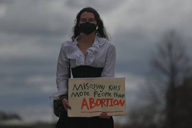 Alberta Pro-CHoice Activists Stand In Solidarity Of US Abortion Rights An activist holds a Pro-Choice poster. Local pro-Choice activists gathered at the Alberta Legislature in solidarity with US women to protest in defense of abortion rights. On Sunday, May 8, 2022, in Edmonton, Alberta, Canada. Edmonton Canada  Copyright: xArturxWidakx originalFilename: widak-albertap220508_npeEo.jpg