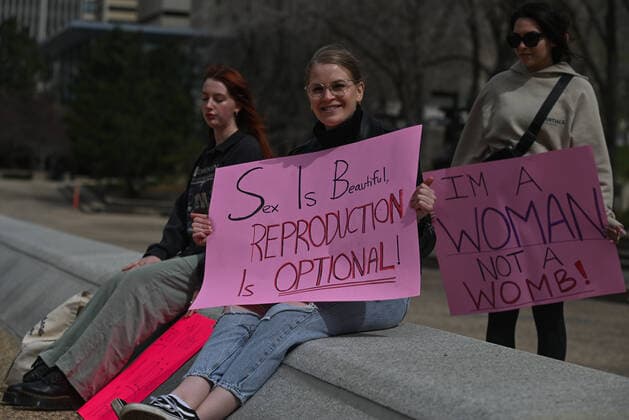 Alberta Pro-CHoice Activists Stand In Solidarity Of US Abortion Rights Activists hold Pro-Choice posters. Local pro-Choice activists gathered at the Alberta Legislature in solidarity with US women to protest in defense of abortion rights. On Sunday, May 8, 2022, in Edmonton, Alberta, Canada. Edmonton Canada  Copyright: xArturxWidakx originalFilename: widak-albertap220508_npIks.jpg