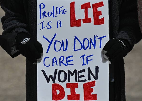Alberta Pro-CHoice Activists Stand In Solidarity Of US Abortion Rights An activist holds a Pro-Choice poster. Local pro-Choice activists gathered at the Alberta Legislature in solidarity with US women to protest in defense of abortion rights. On Sunday, May 8, 2022, in Edmonton, Alberta, Canada. Edmonton Canada  Copyright: xArturxWidakx originalFilename: widak-albertap220508_npixC.jpg