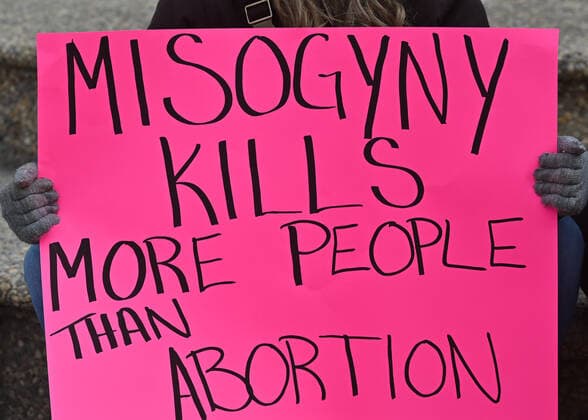 Alberta Pro-CHoice Activists Stand In Solidarity Of US Abortion Rights An activist holds a Pro-Choice poster. Local pro-Choice activists gathered at the Alberta Legislature in solidarity with US women to protest in defense of abortion rights. On Sunday, May 8, 2022, in Edmonton, Alberta, Canada. Edmonton Canada  Copyright: xArturxWidakx originalFilename: widak-albertap220508_npsoU.jpg