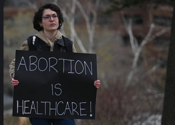 Alberta Pro-CHoice Activists Stand In Solidarity Of US Abortion Rights An activist holds a Pro-Choice poster. Local pro-Choice activists gathered at the Alberta Legislature in solidarity with US women to protest in defense of abortion rights. On Sunday, May 8, 2022, in Edmonton, Alberta, Canada. Edmonton Canada  Copyright: xArturxWidakx originalFilename: widak-albertap220508_npyzJ.jpg