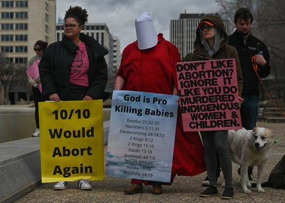 Alberta Pro-CHoice Activists Stand In Solidarity Of US Abortion Rights Activists hold Pro-Choice posters. Local pro-Choice activists gathered at the Alberta Legislature in solidarity with US women to protest in defense of abortion rights. On Sunday, May 8, 2022, in Edmonton, Alberta, Canada. Edmonton Canada  Copyright: xArturxWidakx originalFilename: widak-albertap220508_npzSB.jpg
