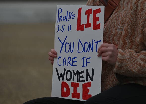 Alberta Pro-CHoice Activists Stand In Solidarity Of US Abortion Rights An activist holds a Pro-Choice poster. Local pro-Choice activists gathered at the Alberta Legislature in solidarity with US women to protest in defense of abortion rights. On Sunday, May 8, 2022, in Edmonton, Alberta, Canada. Edmonton Canada  Copyright: xArturxWidakx originalFilename: widak-albertap220508_npcGZ.jpg