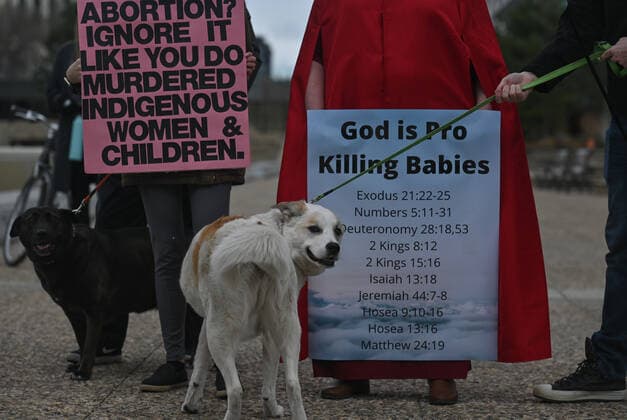 Alberta Pro-CHoice Activists Stand In Solidarity Of US Abortion Rights Activists hold Pro-Choice posters. Local pro-Choice activists gathered at the Alberta Legislature in solidarity with US women to protest in defense of abortion rights. On Sunday, May 8, 2022, in Edmonton, Alberta, Canada. Edmonton Canada  Copyright: xArturxWidakx originalFilename: widak-albertap220508_npHe5.jpg