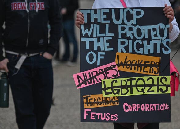 Alberta Pro-CHoice Activists Stand In Solidarity Of US Abortion Rights An activist holds a Pro-Choice poster. Local pro-Choice activists gathered at the Alberta Legislature in solidarity with US women to protest in defense of abortion rights. On Sunday, May 8, 2022, in Edmonton, Alberta, Canada. Edmonton Canada  Copyright: xArturxWidakx originalFilename: widak-albertap220508_npjz2.jpg