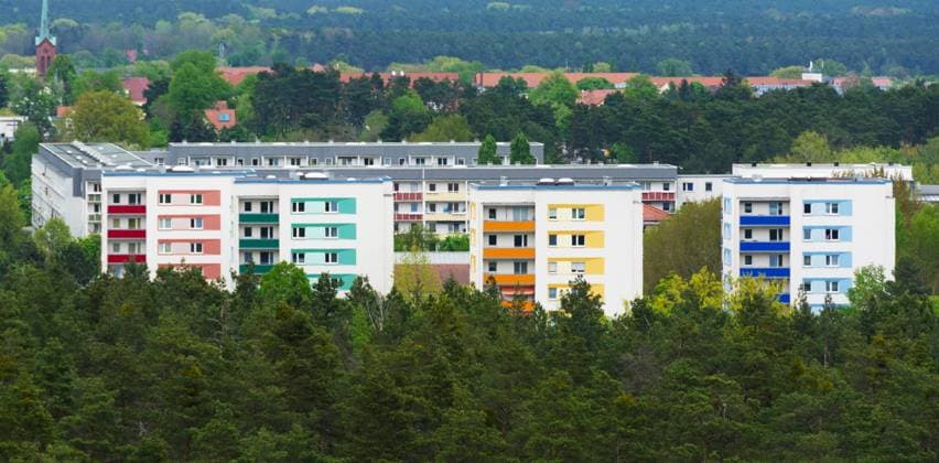 Blick auf Weißwasser Sanierte Sozialwohnungen sanierter Plattenbau Weißwasser, Deutschland ehemalige DDR *** View of Weißwasser refurbished social housing refurbished prefabricated building Weißwasser, Germany former GDR