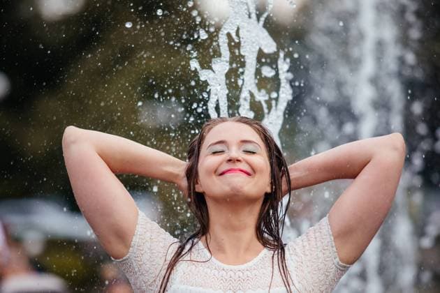 IMAGO Creative: Sommer, Sommertage im Stadtpark The happy young woman is having fun in a city fountain Uzhhorod, Zakarpattia Oblast, Ukraine CR_OKSH211029-855520-01 ,model released, Symbolfoto