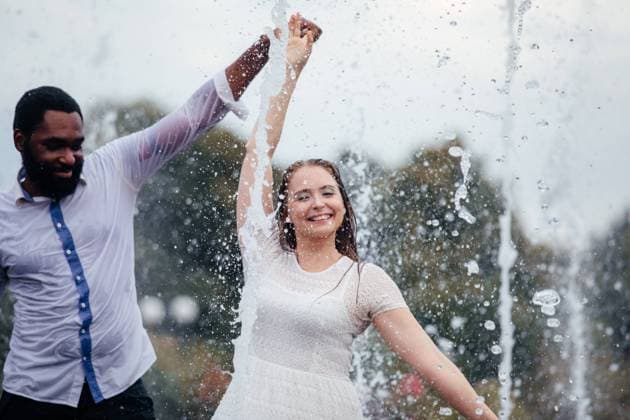 IMAGO Creative: Sommer, Sommertage im Stadtpark The couple of diverse people are dancing in a city fountain Uzhhorod, Zakarpattia Oblast, Ukraine CR_OKSH211029-855852-01 ,model released, Symbolfoto
