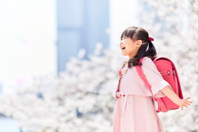 Japanese Elementary School Girl Holding Out Her Hands AFLO174601580  , 174601580.jpg, ,model released, Symbolfoto