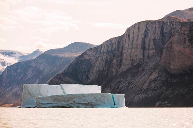 IMAGO Nature: Unsere Erde, Naturschutz, Indigene Völker Icebergs floating in a fjord, Arctic Ocean. Iqaluit, Nunavut, Canada CR_JDIP210729C-321066-01