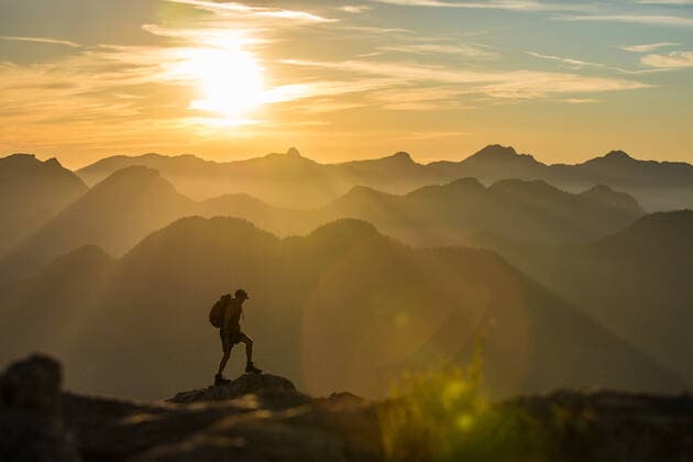 Silhouetted view of backpacker hiking on mountain summit. Vancouver, British Columbia, Canada CR_JDIP211028C-840155-01 ,model released, Symbolfoto
