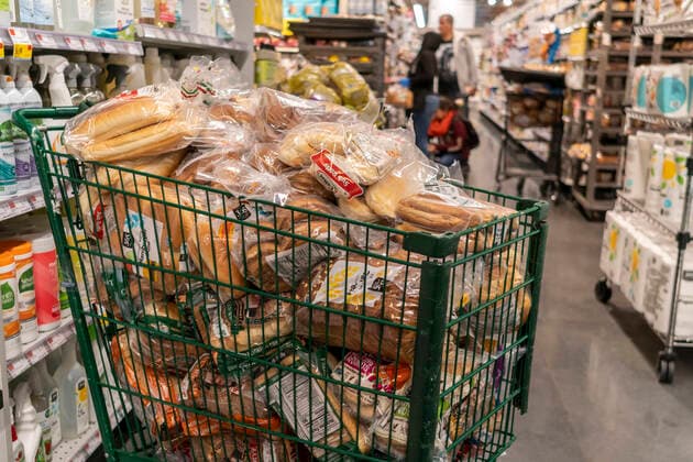 Consumers contend with inflation Cart of packaged breads in a Whole Foods Market supermarket in New York on Sunday, May 8, 2022. Consumer prices rose 8.5% in March, the fastest jump since 1981. (  RichardxB.xLevine
