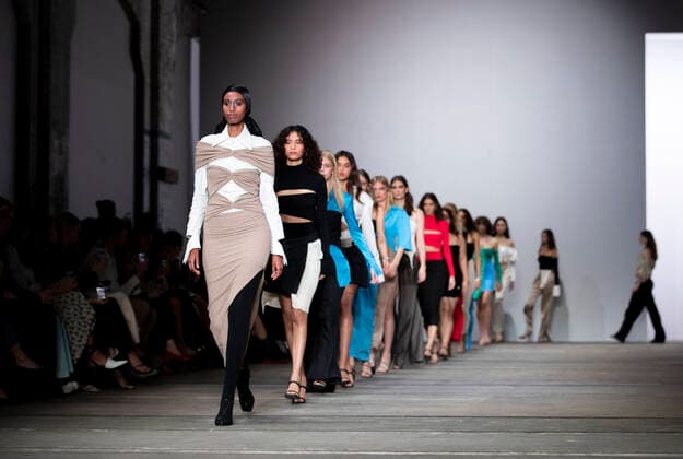 Entertainment Bilder des Tages (220509) -- SYDNEY, May 9, 2022 -- Models walk on catwalk during the Afterpay Australian Fashion Week (AAFW) in Sydney, Australia, on May 9, 2022. The AAFW kicked off on Monday with an array of local brands showcasing their resort collections in Sydney. ) AUSTRALIA-SYDNEY-FASHION WEEK BaixXuefei 