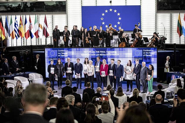 Le prÃ sident francais Emmanuel Macron (5eR), la prÃ sidente de la Commission europÃ enne Ursula von der Leyen (6eL), la prÃ sidente du Parlement europÃ en Roberta Metsola (C) et le Premier ministre portugais Antonio Costa (2eR) recoivent le rapport des citoyens europÃ ens Ã l issue de la confÃ rence sur l avenir de l Europe. NEWS : parlement europÃ en de strasbourg France - 09 05 2022 ElyxandroCegarra Panoramic 