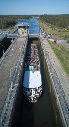 Since 2004, the people of Magdeburg have been making an annual pilgrimage to the Excellence Coral, the fine Swiss river cruise ship, to sink into it 18 meters d Handelmann