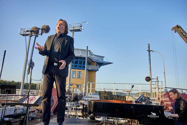 Since 2004, the people of Magdeburg have made an annual pilgrimage to the Excellence Coral, the fine Swiss river cruise ship, to sink int Handelmann