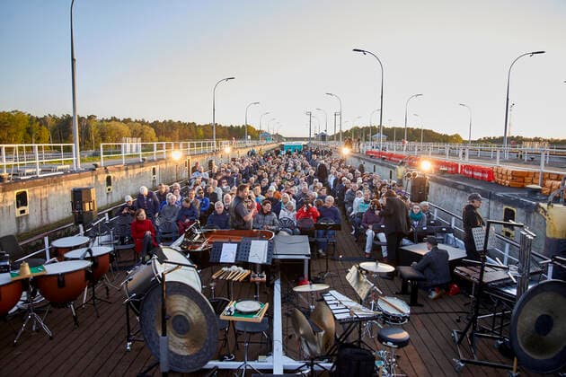 Since 2004, the people of Magdeburg have been making an annual pilgrimage to the Excellence Coral, the fine Swiss river cruise ship, to sink into it 18 meters d Handelmann