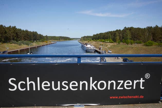 Since 2004, the people of Magdeburg have been making an annual pilgrimage to the Excellence Coral, the fine Swiss river cruise ship, to sink into it 18 meters d Handelmann