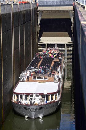 Since 2004, the people of Magdeburg have been making an annual pilgrimage to the Excellence Coral, the fine Swiss river cruise ship, to sink into it 18 meters d Handelmann