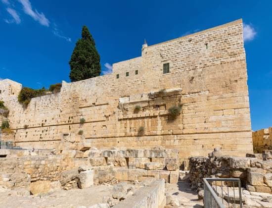 Jerusalem, Israel - October 13, 2017: South-eastern corner of Temple Mount walls with Robinson™s Arch and Davidson Center excavation archeological park in Jerusalem Old City  BEW1DFE6E4A
