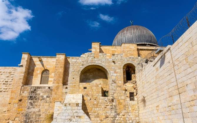 Jerusalem, Israel - October 13, 2017: South wall of Temple Mount and Al-Aqsa Mosque overlooking Umayyad Palace Garden archeological park at in Jerusalem Old City  BEW1DFE6E71
