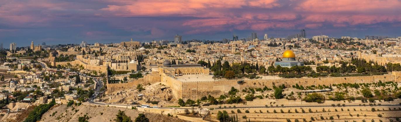 Jerusalem, Israel - October 13, 2017: Metropolitan Jerusalem panorama with Temple Mount, Al-Aqsa Mosque and Dome of the Rock in Old City seen from Mount of Olives  BEW1DFE6EAA