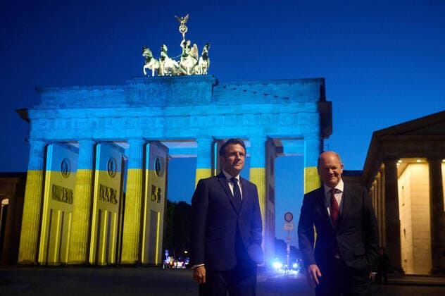 News Bilder des Tages Olaf Scholz und Emmanuel Macron besuchen das Brandenburger Tor in Berlin Bundeskanzler Olaf Scholz und der französische Präsident Emmanuel Macron besuchen am Abend des 09.05.2022 das in den Farben der Ukraine angestrahlte Brandenburger Tor in Berlin. Berlin Berlin Deutschland *** Olaf Scholz and Emmanuel Macron visit the Brandenburg Gate in Berlin German Chancellor Olaf Scholz and French President Emmanuel Macron visit the Brandenburg Gate illuminated in the colors of Ukraine on the evening of 09 05 2022 in Berlin Berlin Germany