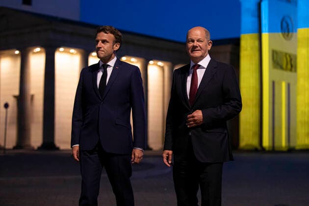 News Bilder des Tages Olaf Scholz und Emmanuel Macron besuchen Brandenburger Tor, Olaf Scholz (SPD), Bundeskanzler, trifft Emmanuel Macron, Staatspraesident der Franzoesischen Republik. Beide gehen durch das beleuchtete Brandenburger Tor, welches in den Farben der Ukraine angestrahlt wird. Berlin Berlin Deutschland *** Olaf Scholz and Emmanuel Macron visit Brandenburg Gate, Olaf Scholz SPD , German Chancellor, meets Emmanuel Macron, President of the French Republic Both walk through the illuminated Brandenburg Gate, which is lit in the colors of Ukraine Berlin Berlin Germany