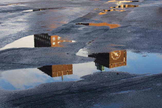 IMAGO Creative: Dichotomien, Reflexionen - Architektur Oslo City Hall seen from the reflection of a puddle , 15858476.jpg, Oslo, City Hall, roÂ¥dhuset, reflection, puddle, lokal landmark, Town Hall, architecture, rain, brutalism, post modern, Arnstein Arneberg, municipal building, Nobels peace prize, mirror, after rain, Norway, city administration, municipality, without people,