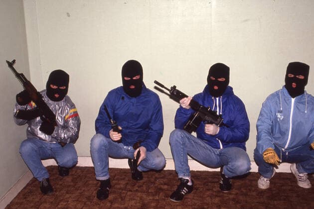 Archivbilder der Woche KW19 August 1, 1989, Northern Ireland, United Kingdom: IRA gunmen patrolling the Beachmount section of West Belfast. The Troubles were an ethno-nationalist conflict in Northern Ireland that lasted about 30 years from the late 1960s to 1998. Also known internationally as the Northern Ireland conflict, it is sometimes described as an irregular war or low-level war . The conflict began in the late 1960s and is usually deemed to have ended with the Good Friday Agreement of 1998. Belfast United Kingdom  - ZUMAm62_ 19890801_jtc_m62_097 Copyright: xKevinxMcKiernanx