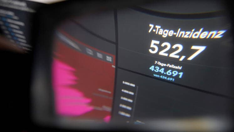 RKI dashboard, 7 day incidence is now 522.7 7 day incidence, RKI dashboard on a monitor on 10 05 2022 in Siegen Germany.