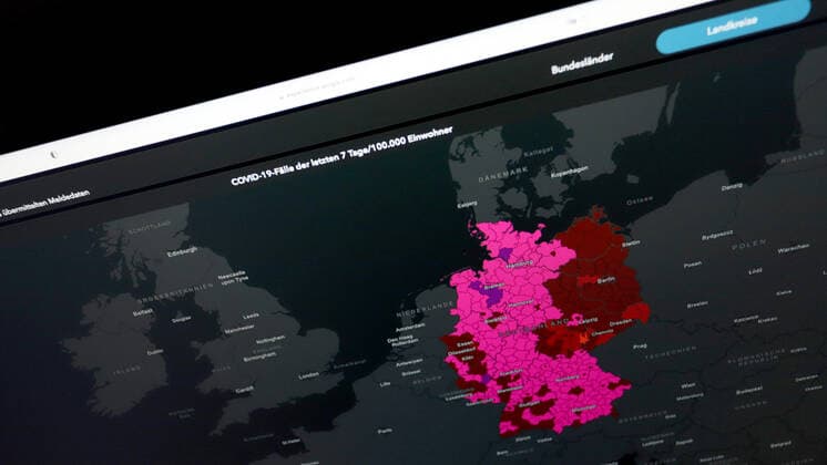 RKI dashboard, 7 day incidence is now 522.7 7 day incidence, RKI dashboard on a monitor on 10 05 2022 in Siegen Germany.