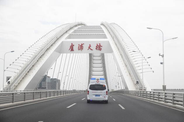 (220510) -- SHANGHAI, May 10, 2022 -- An ambulance runs on the Lupu Bridge in east China s Shanghai, May 9, 2022. A medical emergency team consisting of 108 members with 50 ambulances from north China s Tianjin has arrived at Shanghai to assist in the city s public medical emergency service amid the COVID-19 resurgence. ) CHINA-SHANGHAI-MEDICAL TEAM-COVID-19-AID (CN) JinxLiwang 