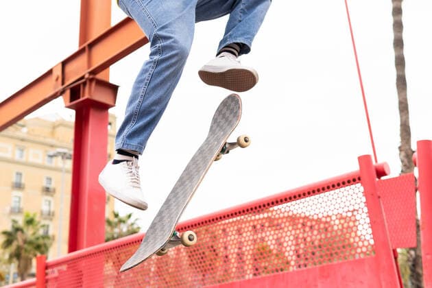 IMAGO Creative: 2022 Sport Favoriten IMAGO Creative: Sport in der Stadt Crop side view of anonymous skater jumping on air doing acrobatics in street, Model released DavidMunoz_AlexAndXaviLifestyle_14.jpg Copyright: xDavidxMunozx MR